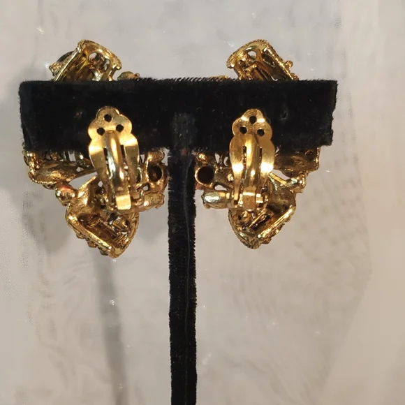 🥳🟣VTG CLIP ON EARRINGS GOLD TONE WITH ROYAL PURPLE & ENERALD GREEN RHINESTONES
