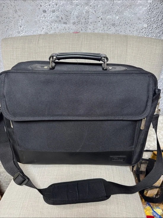 Targus Black Men's Laptop Messenger Bag with Shoulder Strap
