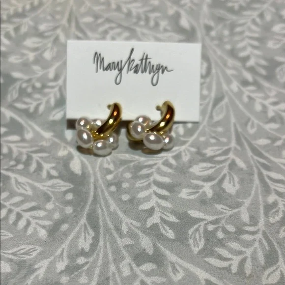 Mary Kathryn Gold and White Pearl‎ Earrings