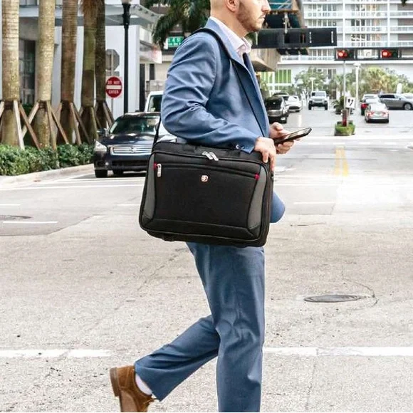 SWISS GEAR WENGER BUSINESS LAPTOP MESSENGER BAG NUMEROUS COMPARTMENTS 4 STORAGE