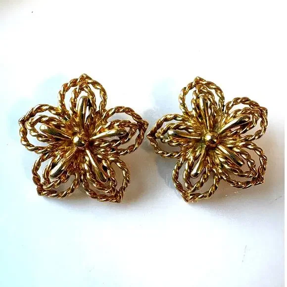 Vintage Trifari Gold Tone Clip On Flower Earrings