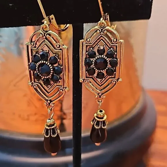 NWOT Geometric shape flower pattern earrings