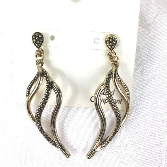 GOLDTONE  Lightweight STATEMENT EARRINGS #114
