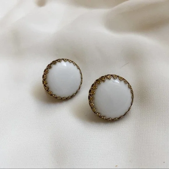 VTG White Round Victorian Edge Clip Earrings