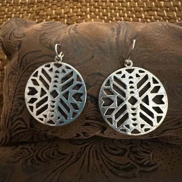 Chic Silver Filigree Earrings