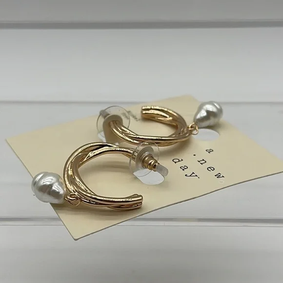 A New Day Earrings Gold Coloring Pearl Coloring