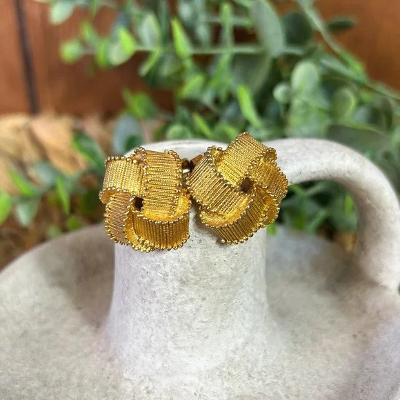 Vintage Trifari Signed Gold Toned Twist Stud Clip On Earrings Art‎ Deco Elegant