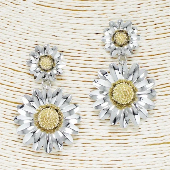 Daisy Duo Flower Earrings: Silver