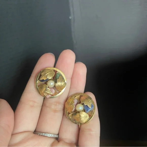Vintage Sarah Coventry gold tone crystal circle clip on earrings