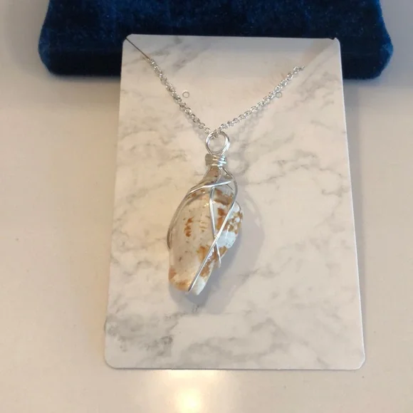 Handmade nwt silver wire wrapped shell necklace