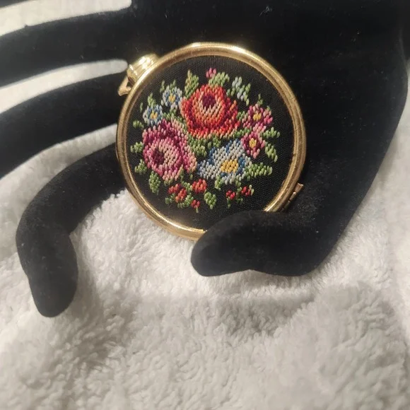 Vintage Avon Gold Tone‎ Floral Needlepoint Round Locket Pendant Necklace Charm