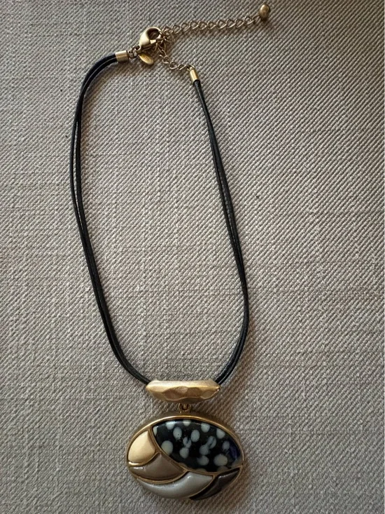 Chico’s hammered gold tone mixed stone look pendant on cord necklace