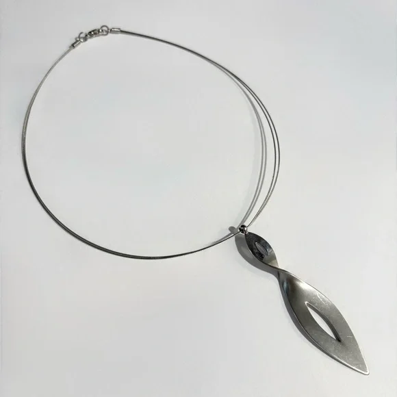 Vintage Wire Curved Swerve Pendant Choker Necklace