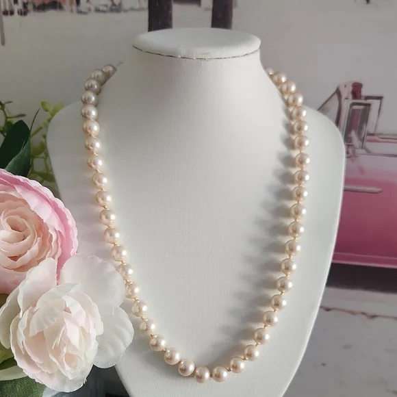 Elegant Pearl Look Necklace