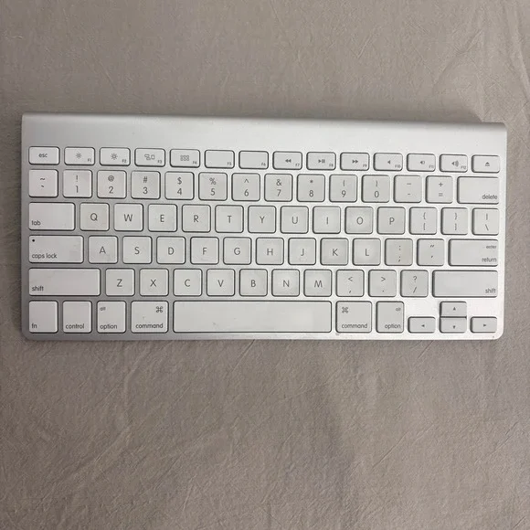 Apple‎ Wireless Keyboard A1314 Silver Bluetooth Aluminum MC184LL/B QWERTY Mac