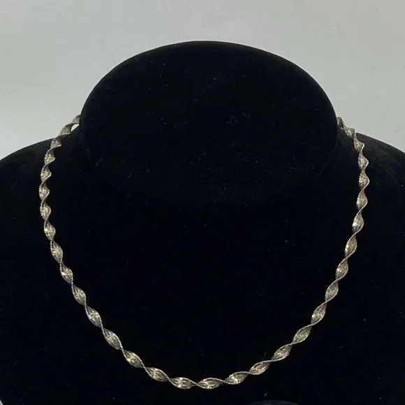 Elegant Silver Twisted Vintage Necklace
