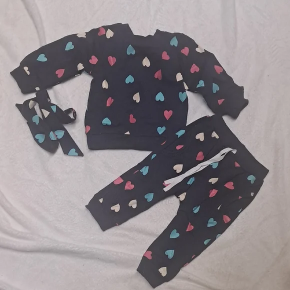 NWT Heart Patterned Kids Sweatsuit