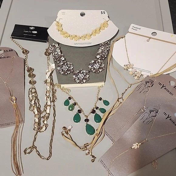 Bundle of 8 necklaces