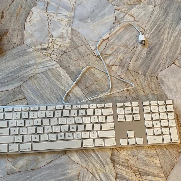 Apple‎ Wired Keyboard with Numeric Keypad Silver Aluminum Model A1243 MB110LL/B