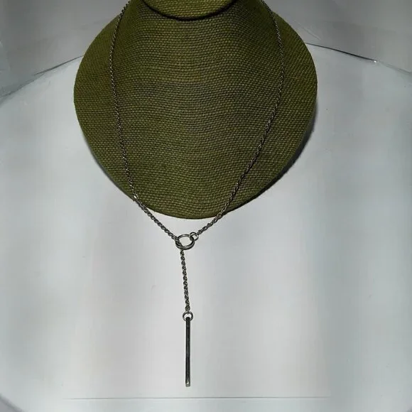 Women`s silver tone lariat circle bar necklace.
