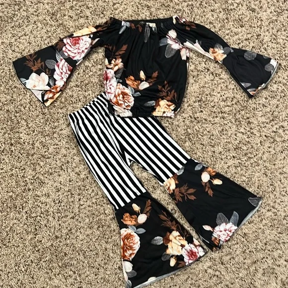 🆑FINAL PRICE‼️ Girls size 4T (110) striped and floral matching set