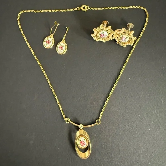 🌹 Vintage Hand-Painted Porcelain Rose Jewelry Set – Necklace + Earrings