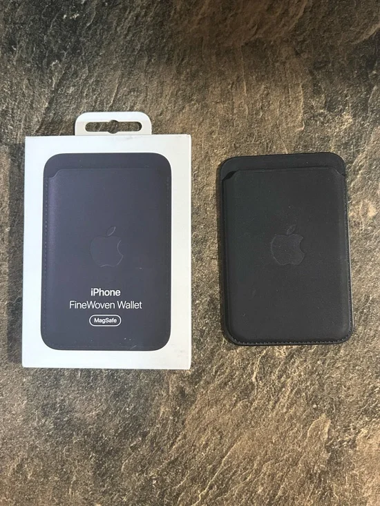 NWT Apple MagSafe wallet