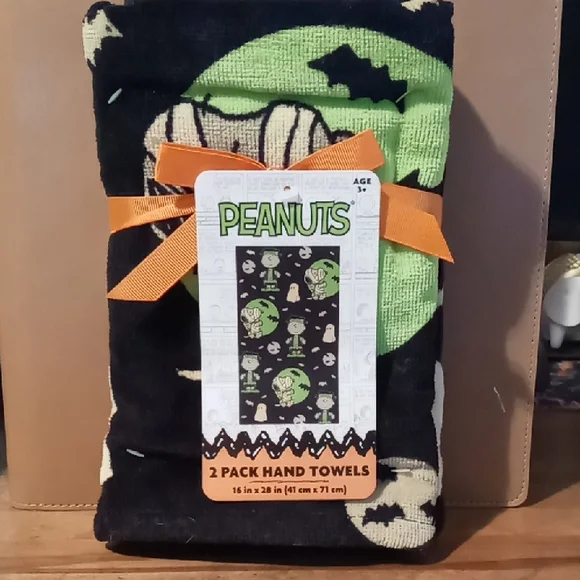 Peanuts Halloween Hand Towels in Black and Green