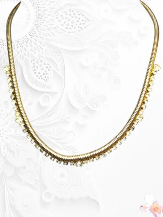 Elegant Gold Necklace with Crystal Accents 449?