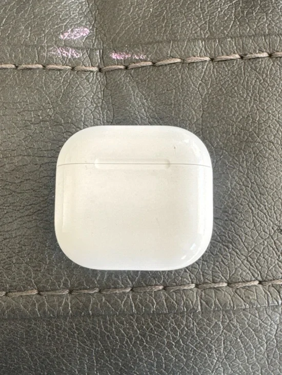 Apple 4th gen Wireless Earbuds Charging Case in White