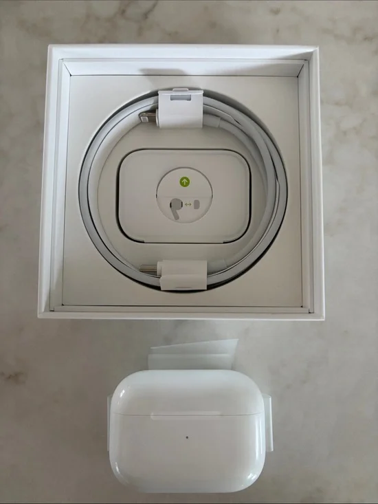 Apple White Wireless Earbuds with Charging Case