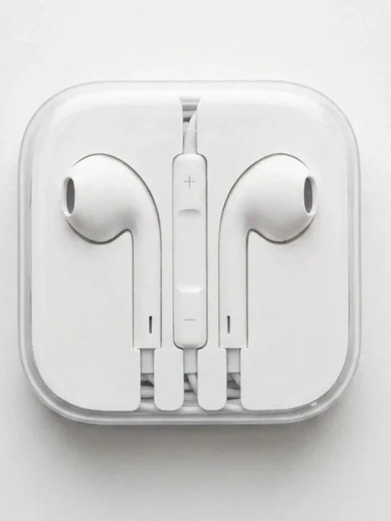 Apple White Wired Earbuds with Inline Remote and Microphone