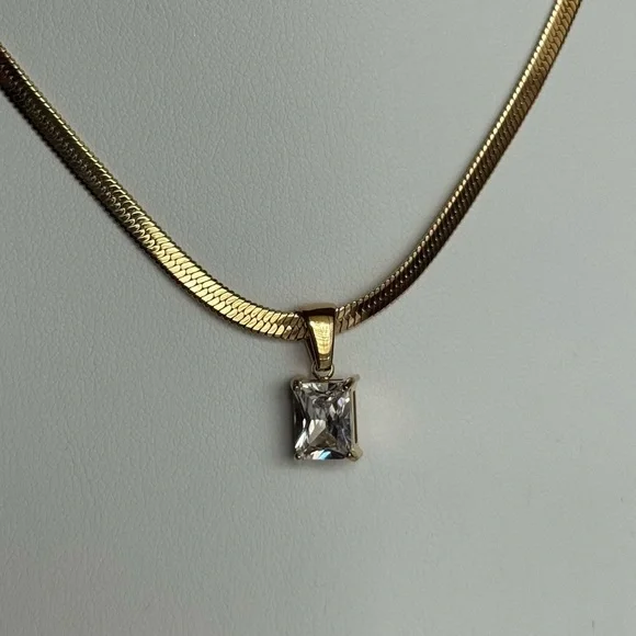 Elegant Gold Necklace with Cubic Zirconia Pendant