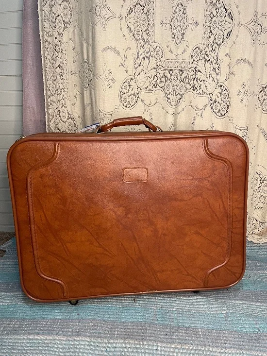 American Tourister -vintage 70s brown vinyl suitcase