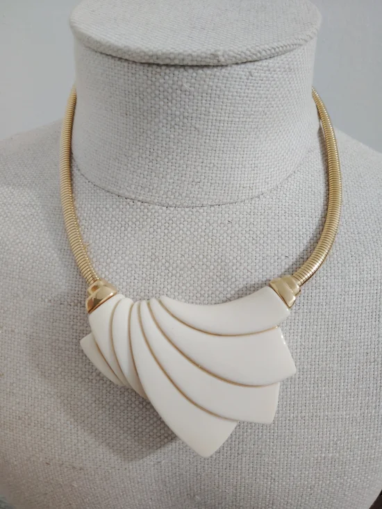 Vintage Crown Trifari Gold Collar Necklace with Cream Fan-Shape Pendant *Rare*🔥