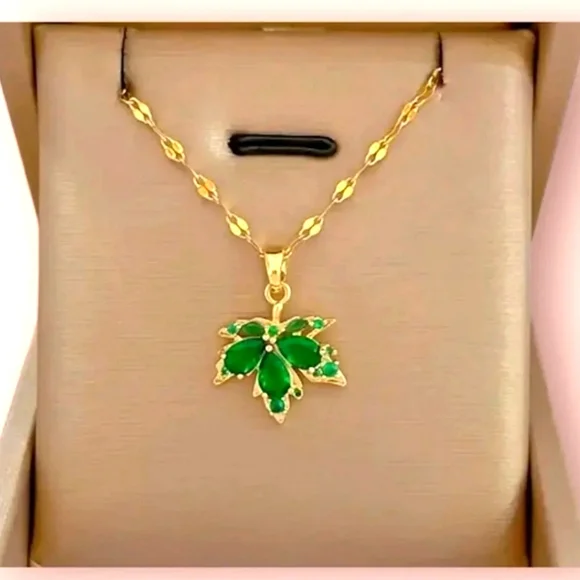 NWT Green Maple Leaf Necklace BEATUTIFLLY DETAILED Gold Tone Chain