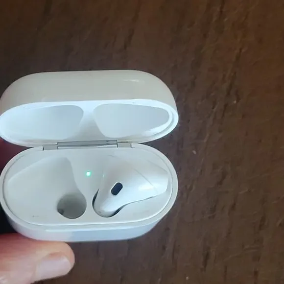 Apple AirPods 2nd Gen RIGHT Earbud A2032 with charging case