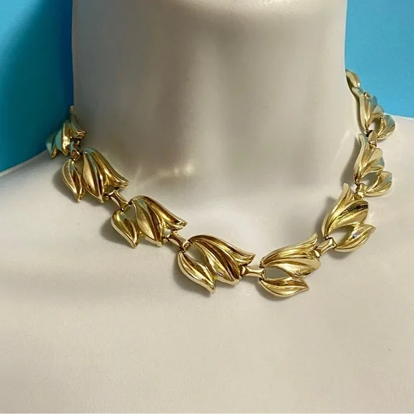 Gold Tone Articulated Leaf Link Vintage Necklace
