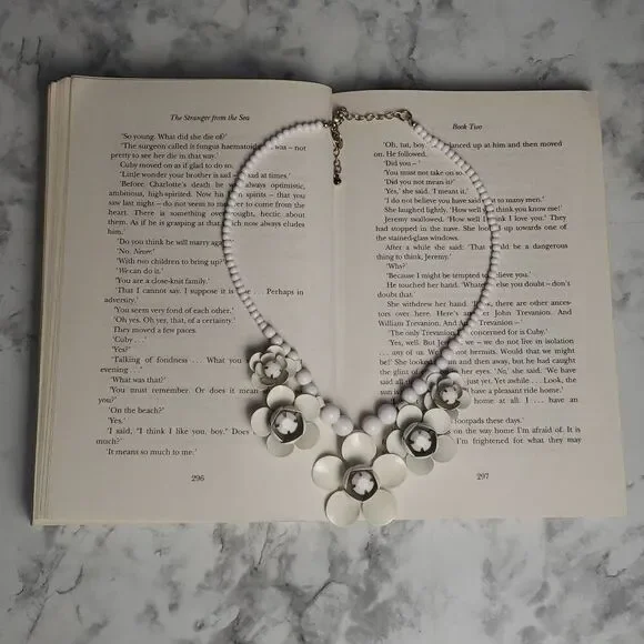 White‎ Floral Statement Necklace