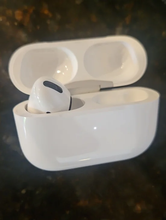 Apple AirPods Pro Earbud A2084 1st Gen LEFT Ear Only + Case A2190 TESTED Working