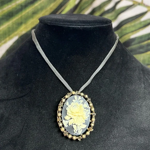 VTG| Floral Cameo Necklace 🌷🪷
