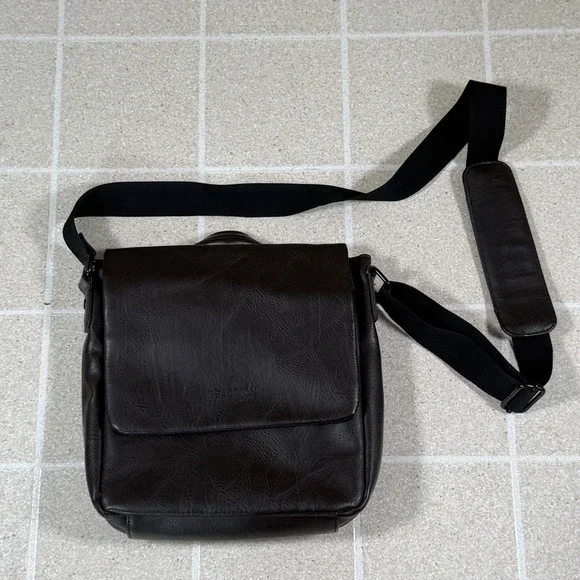 Kenneth Cole Reaction Risky Business Leather Messenger Bag Brown