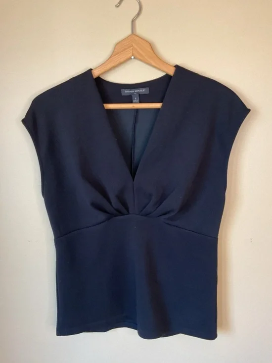 Banana Republic Women's Deep Black V Neck Sleeveless Top Size S