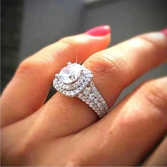 Brand NEW 18k White Gold Diamond Halo Wedding Ring