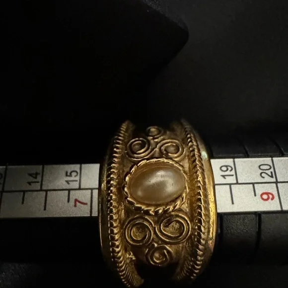 RING GOLD W Pearl like gem. Sz 8 ESTATE SALE FIND Vintage scroll beading…