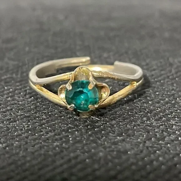 Adjustable metal ring with green gem