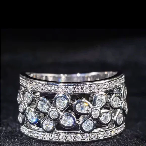 NEW Elegant Silver Floral Ring