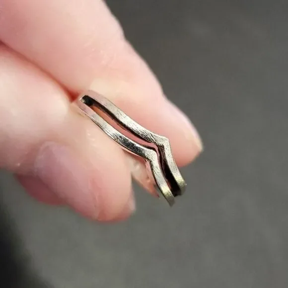 Silver tone v shaped ring size 5.5