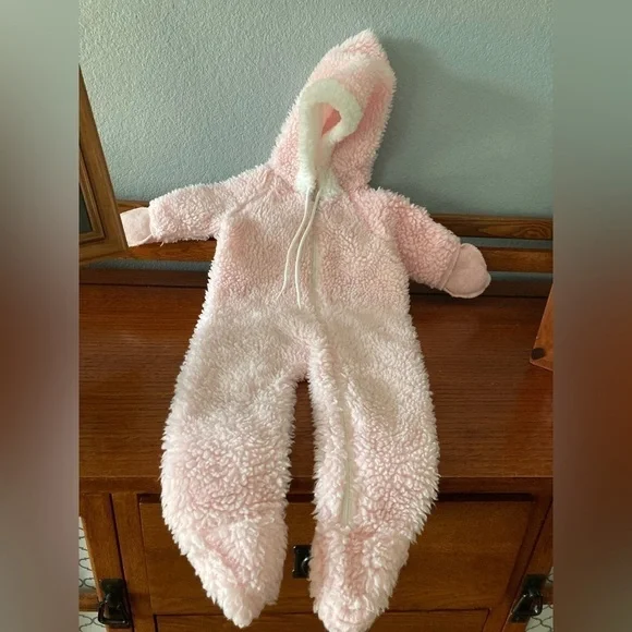 CUDDLE TIME  PINK FOOTED  SLEEPER. VINTAGE 3-12 months