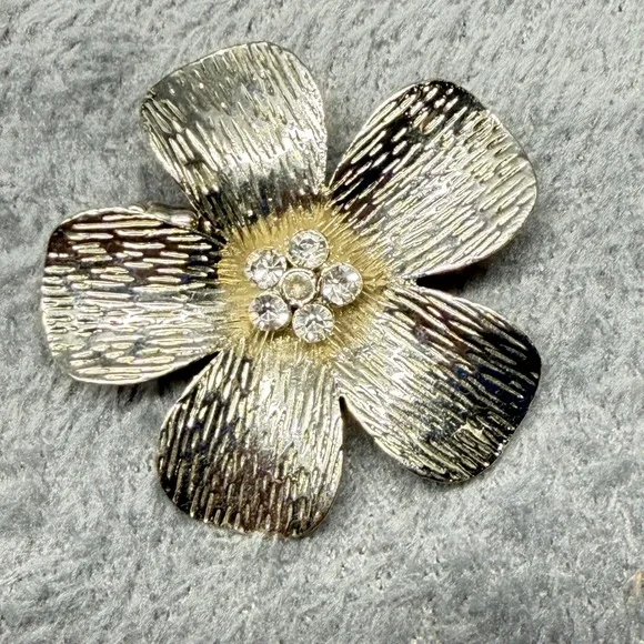 Silver Tone Flower Statment‎ Ring With Rhinestones Stretchy Band Adjustable